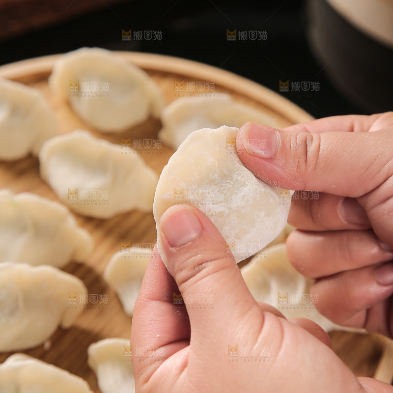 深底上的鲅鱼水饺