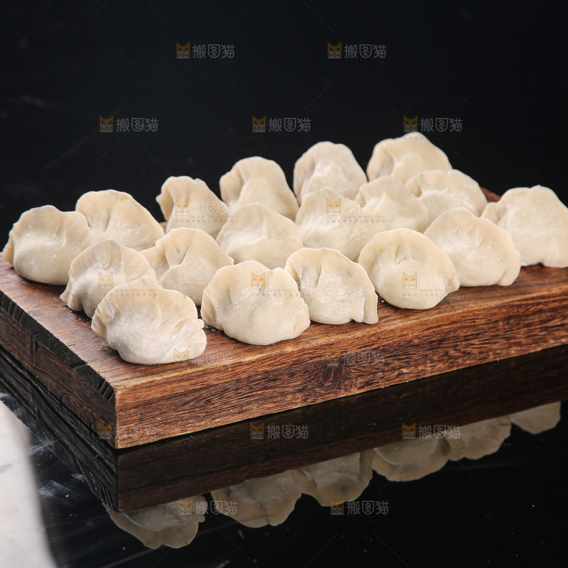 深底上的鲅鱼水饺