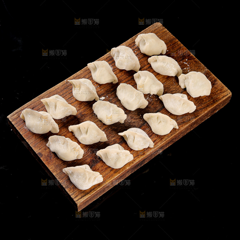 深底上的鲅鱼水饺