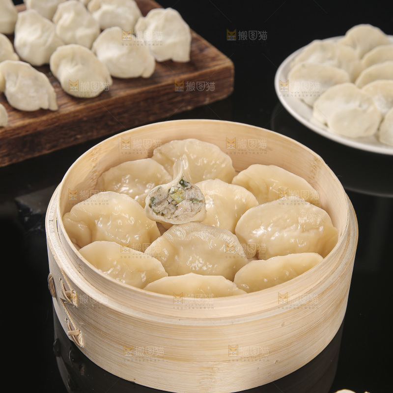 深底上的鲅鱼水饺
