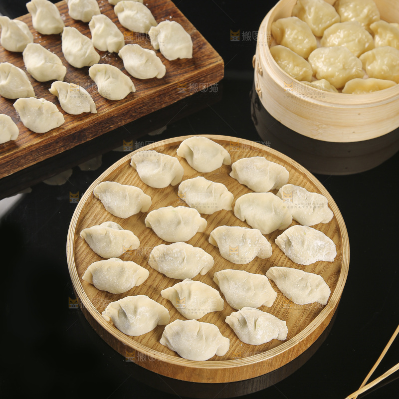 深底上的鲅鱼水饺