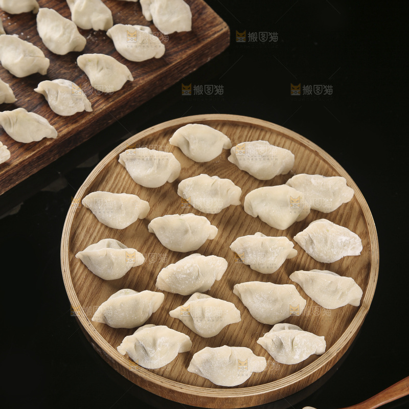 深底上的鲅鱼水饺