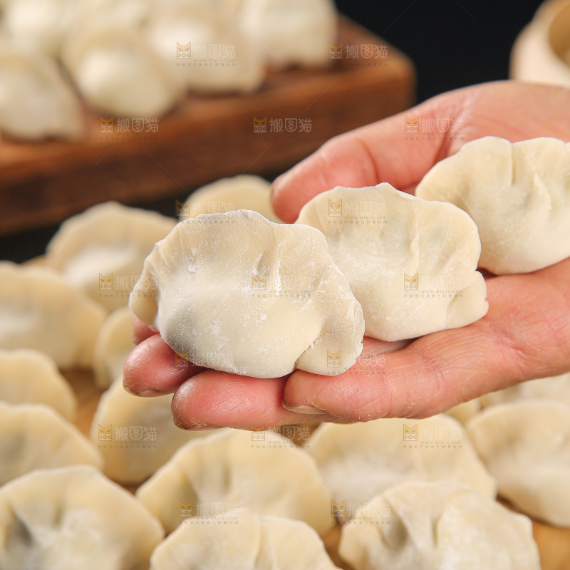 深底上的鲅鱼水饺