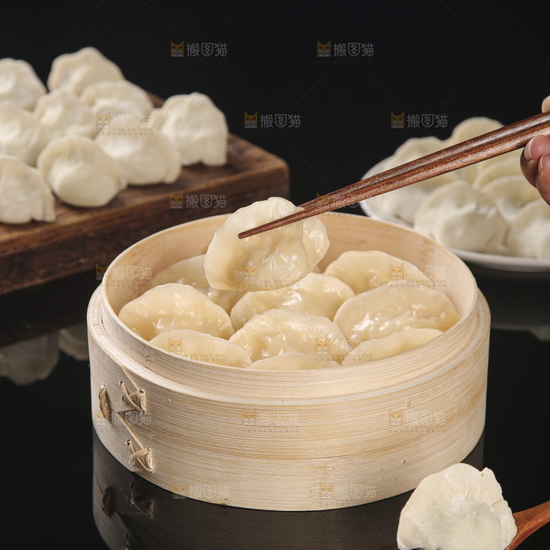 深底上的鲅鱼水饺