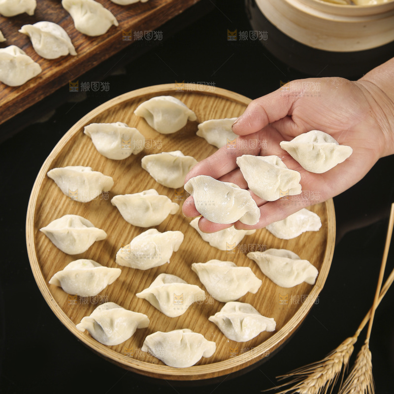 深底上的鲅鱼水饺