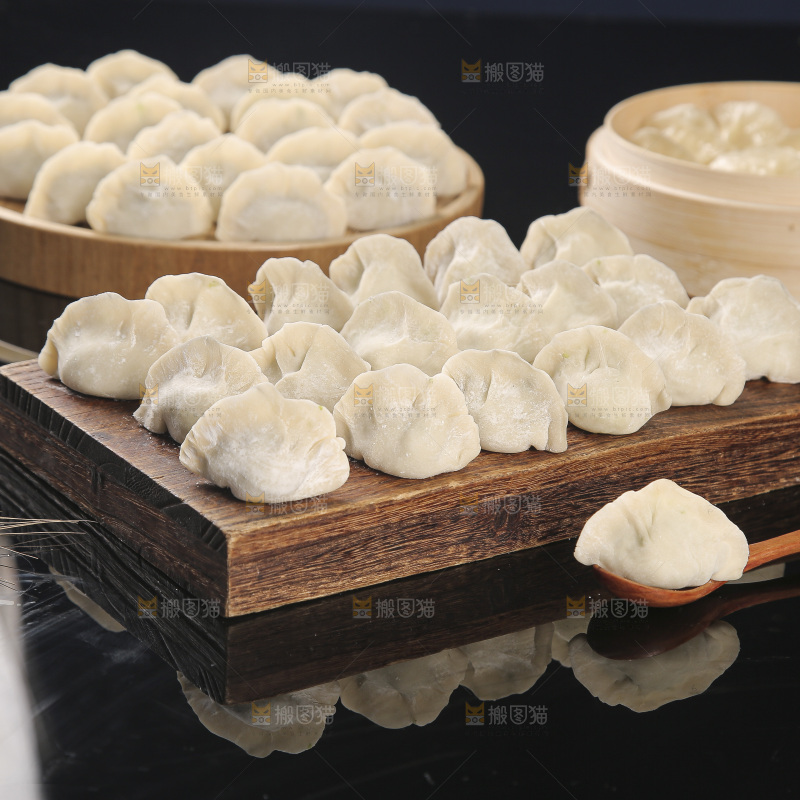 深底上的鲅鱼水饺