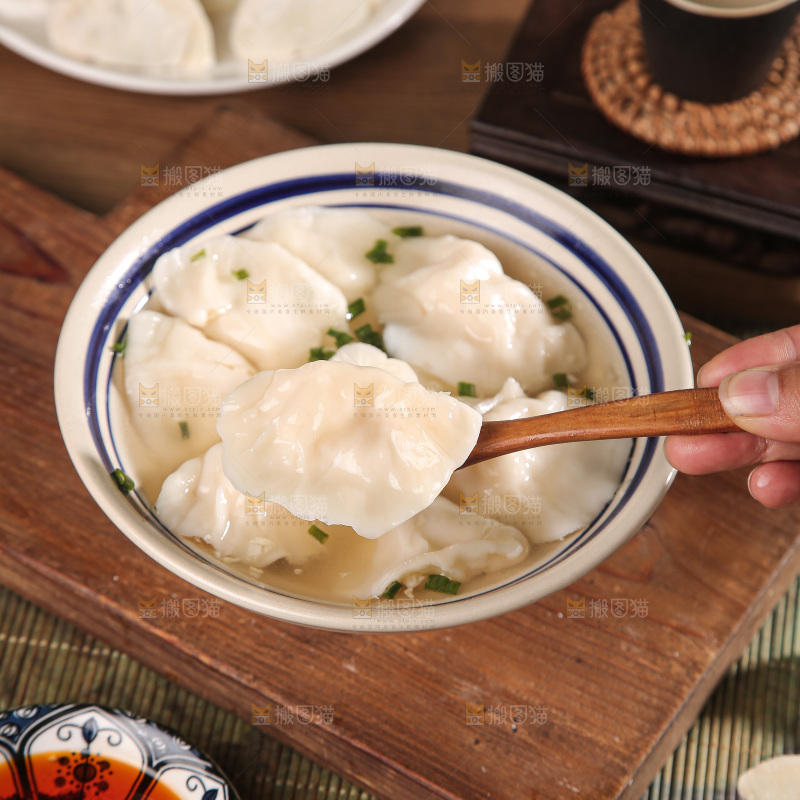 木底上的鲅鱼水饺