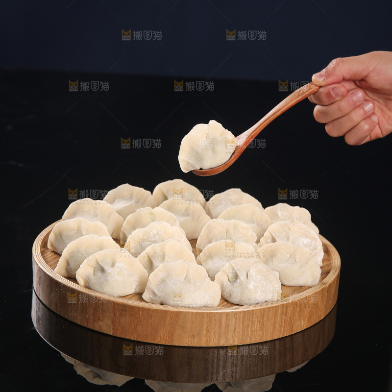 深底上的鲅鱼水饺
