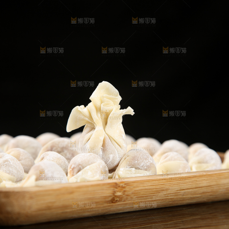 深底上的小金鱼馄饨