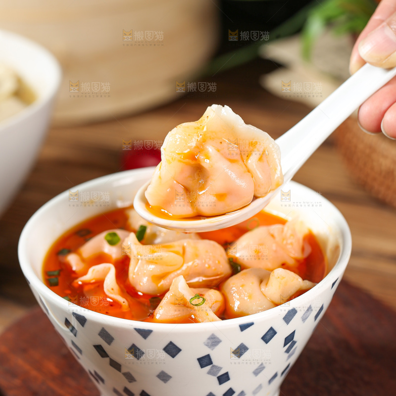 深底上的饺子