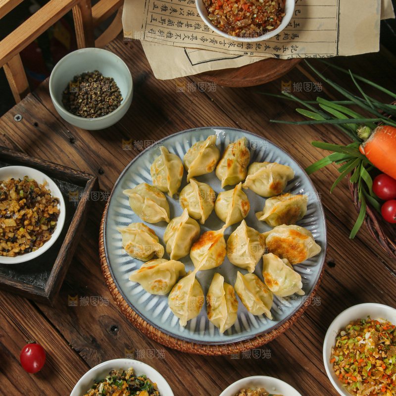 深底上的饺子