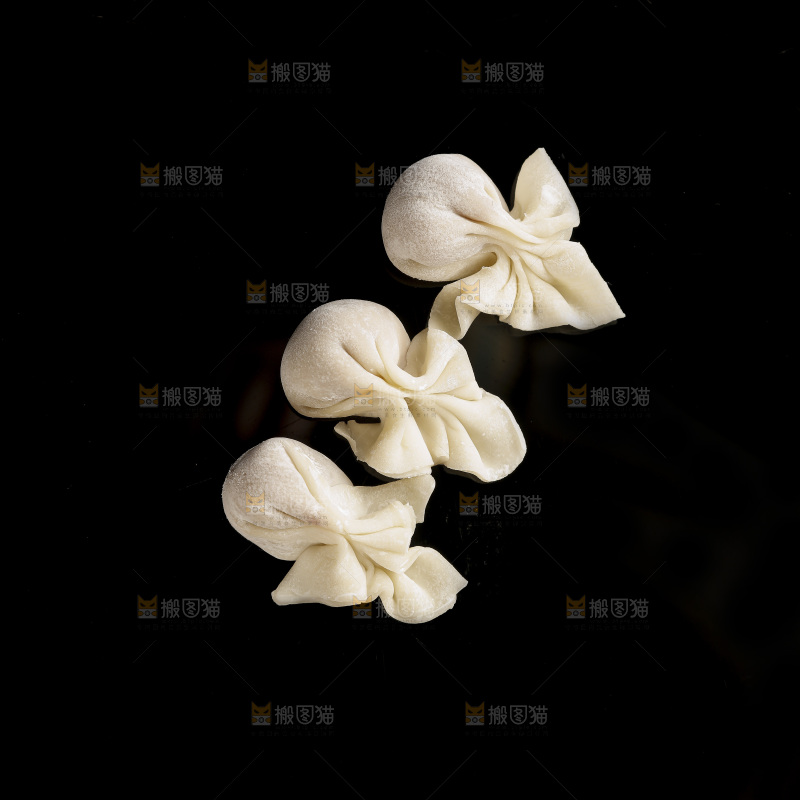 黑玻璃上的小金鱼馄饨