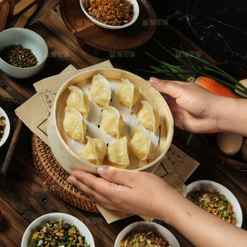 深底上的饺子