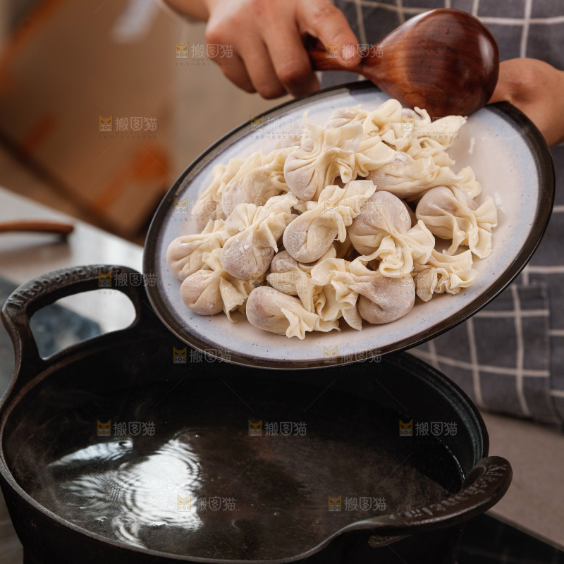 黑玻璃上的小金鱼馄饨