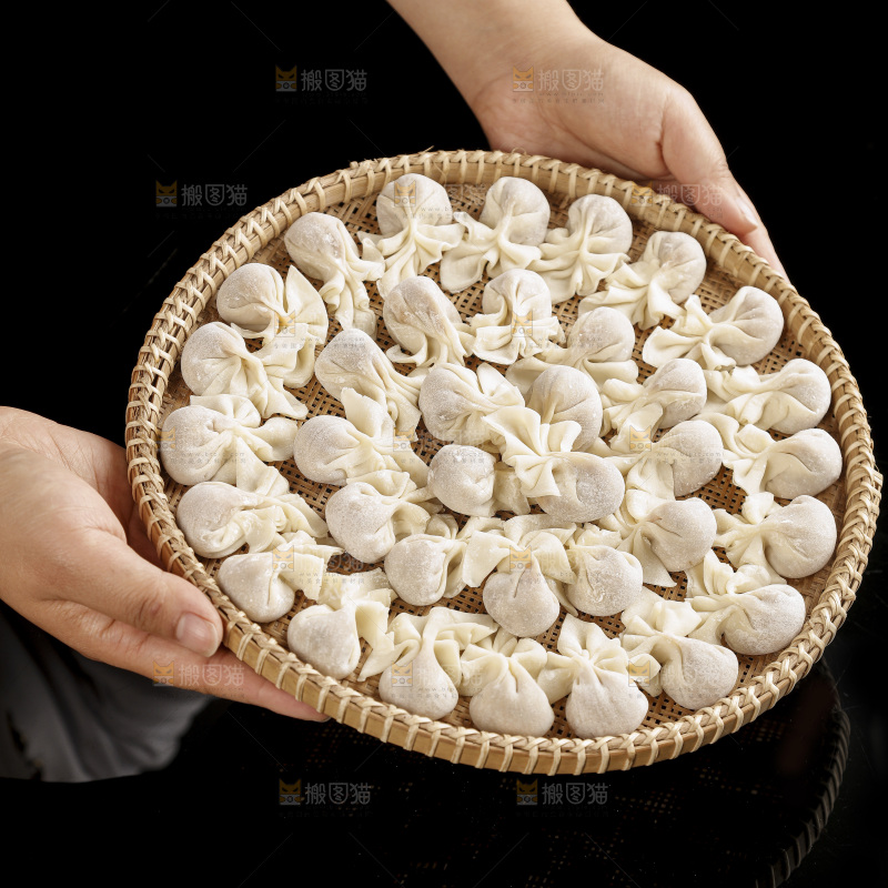 黑玻璃上的小金鱼馄饨