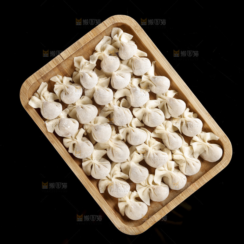 黑玻璃上的小金鱼馄饨