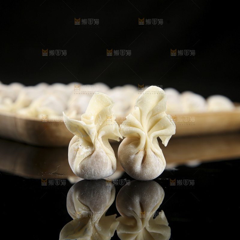 深底上的小金鱼馄饨