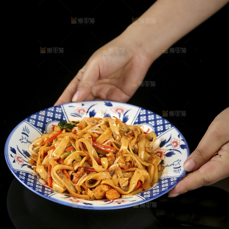 木底上的炒河粉