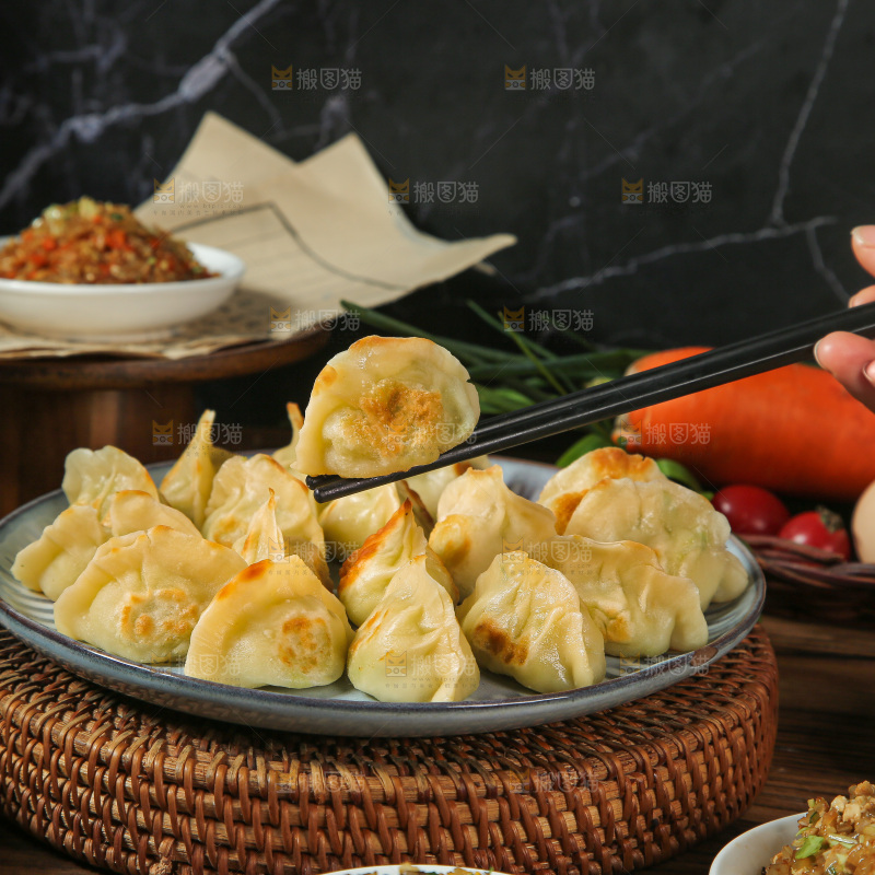 深底上的饺子
