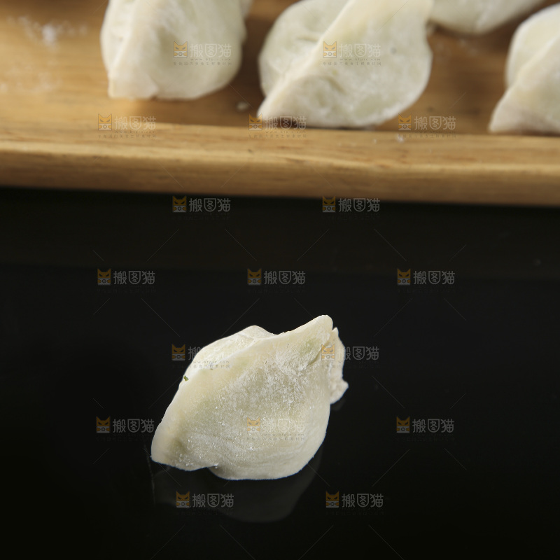 深底上的饺子