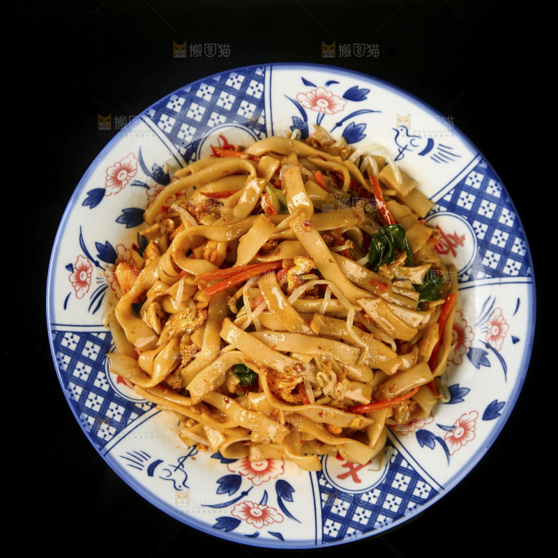 木底上的炒河粉