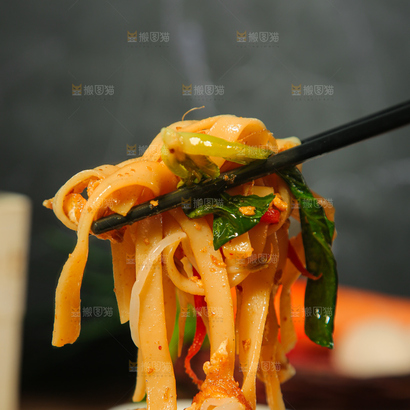 深底上的炒河粉