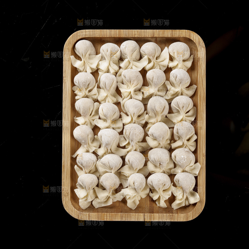 黑玻璃上的小金鱼馄饨