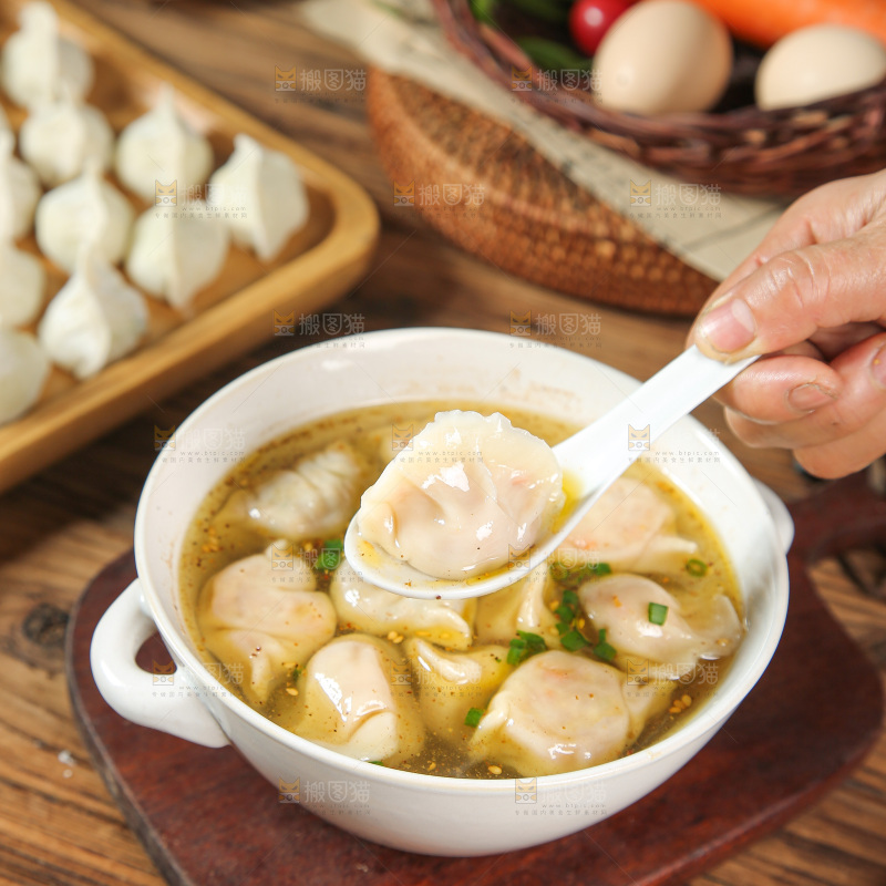 深底上的饺子