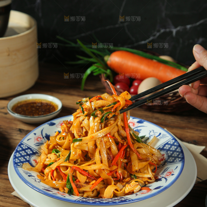 深底上的炒河粉
