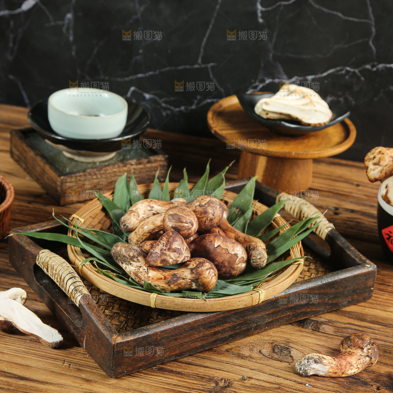深底上的松茸菇