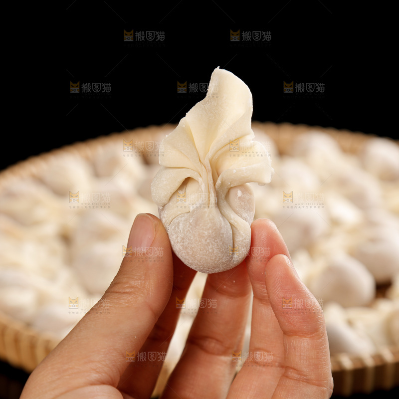 黑玻璃上的小金鱼馄饨