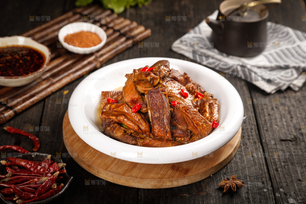 深底上的黄豆炖猪蹄