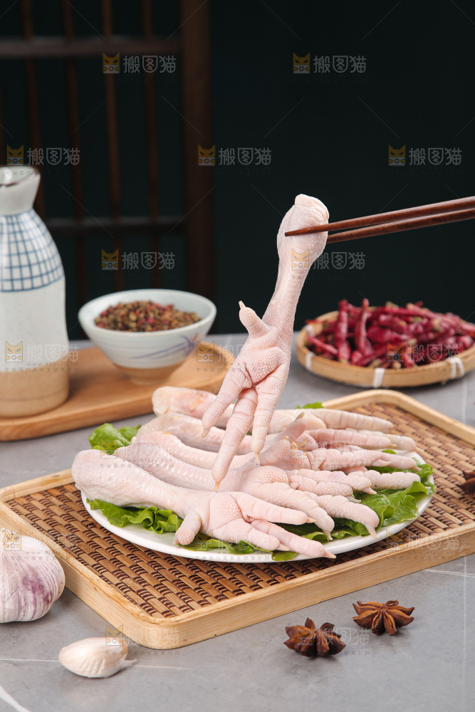 浅底上的生鸡爪