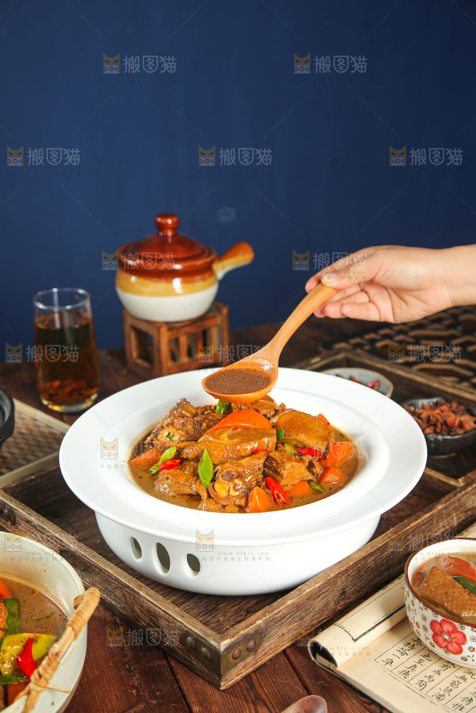 深底上的铁锅炖大鹅