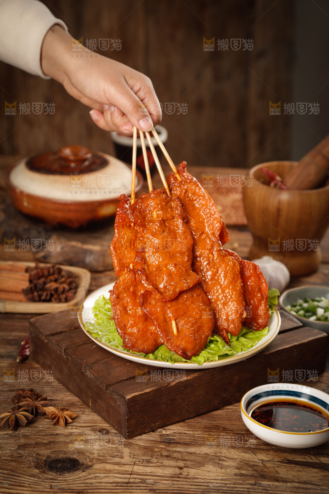深底上的烤好的里脊肉