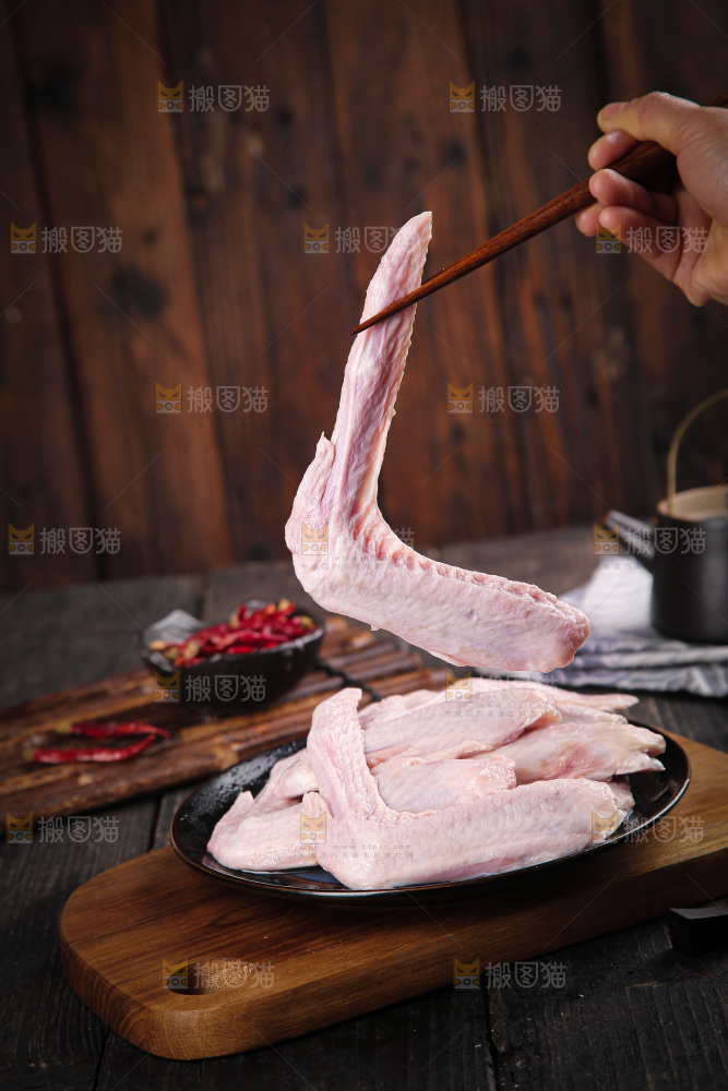盘里装着生鸭翅