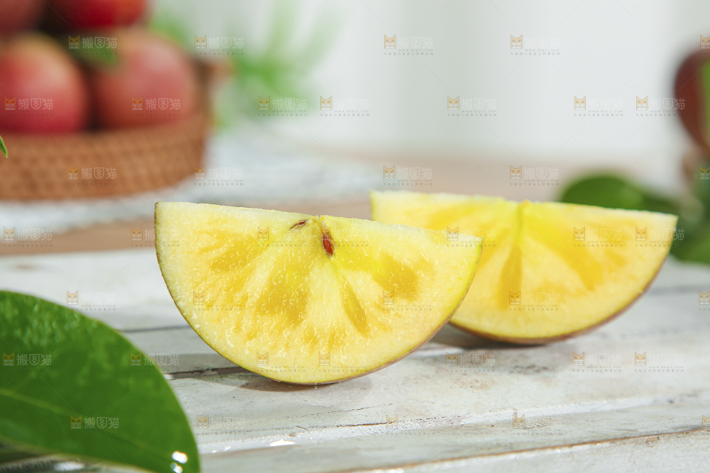 白底上的糖心苹果