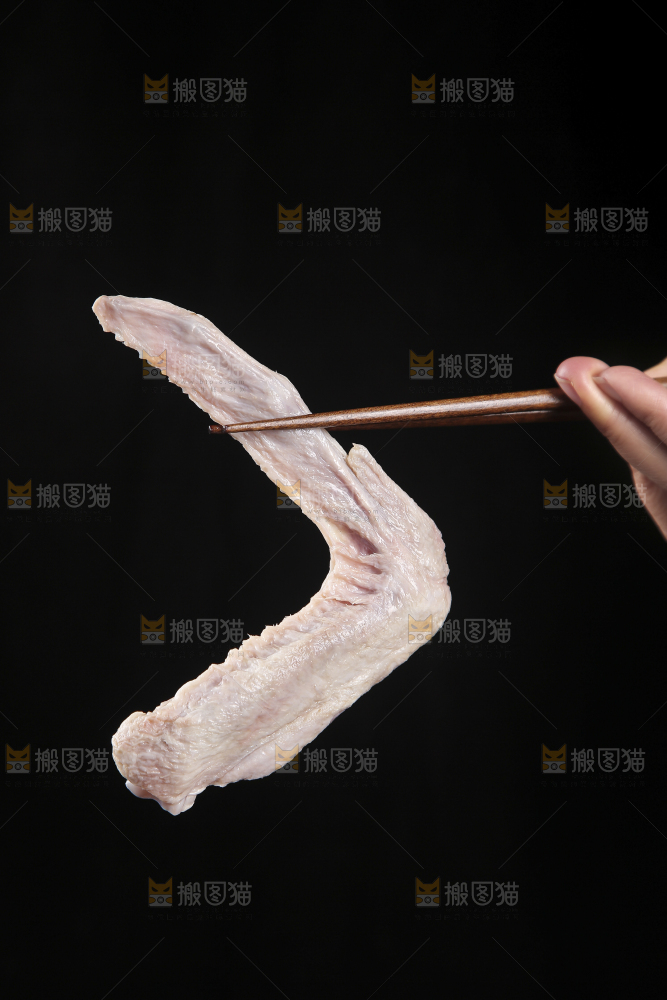 黑底上的生鸭翅