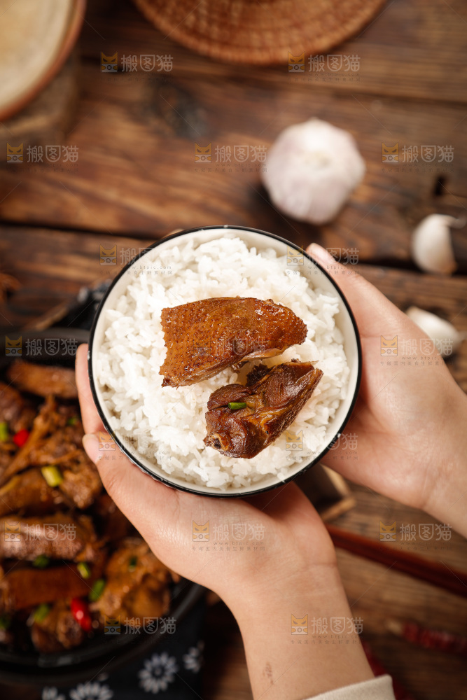 深底上的炖鹅肉