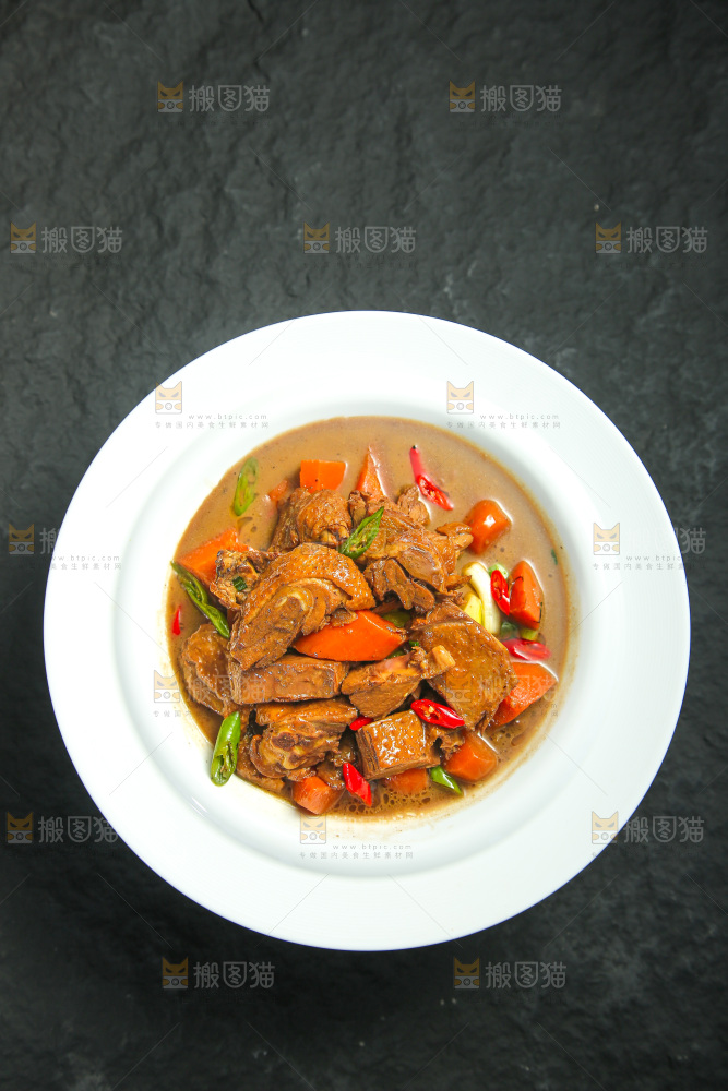 深底上的铁锅炖大鹅