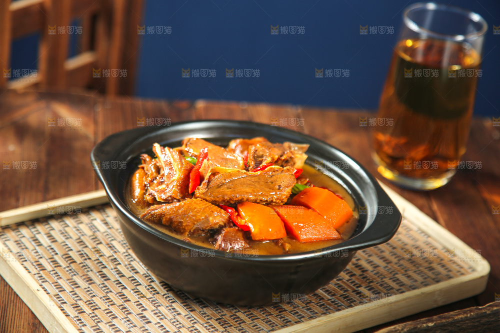 深底上的铁锅炖大鹅