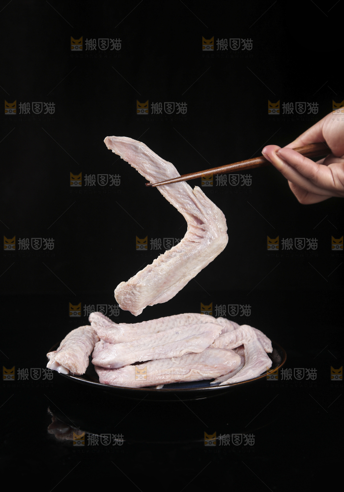 黑底上的生鸭翅