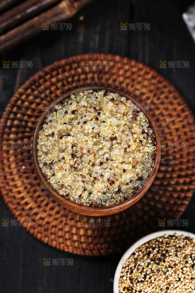深底上的三色藜麦