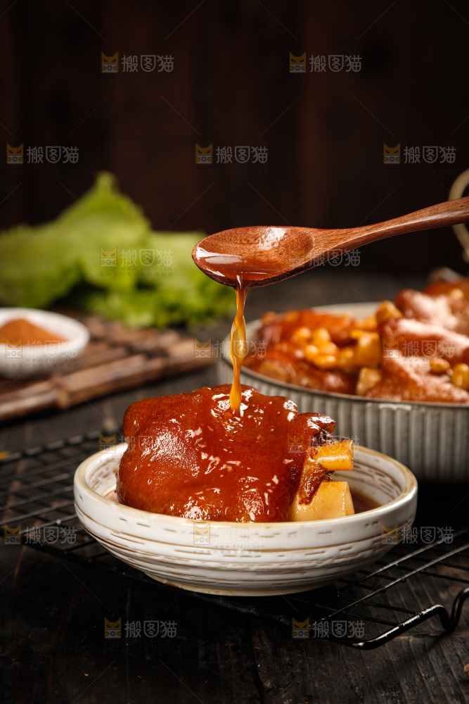 深底上的黄豆炖猪蹄