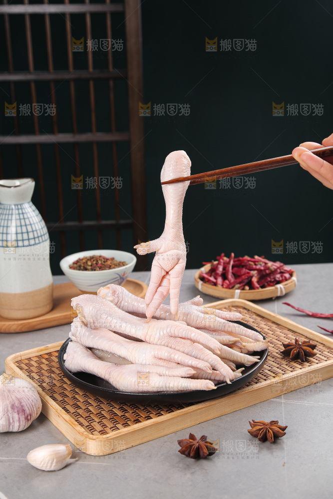 浅底上的生鸡爪