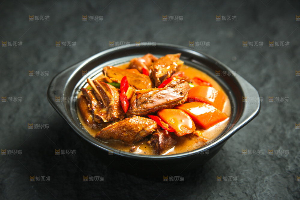 深底上的铁锅炖大鹅