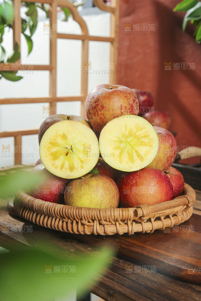 深底上的糖心苹果