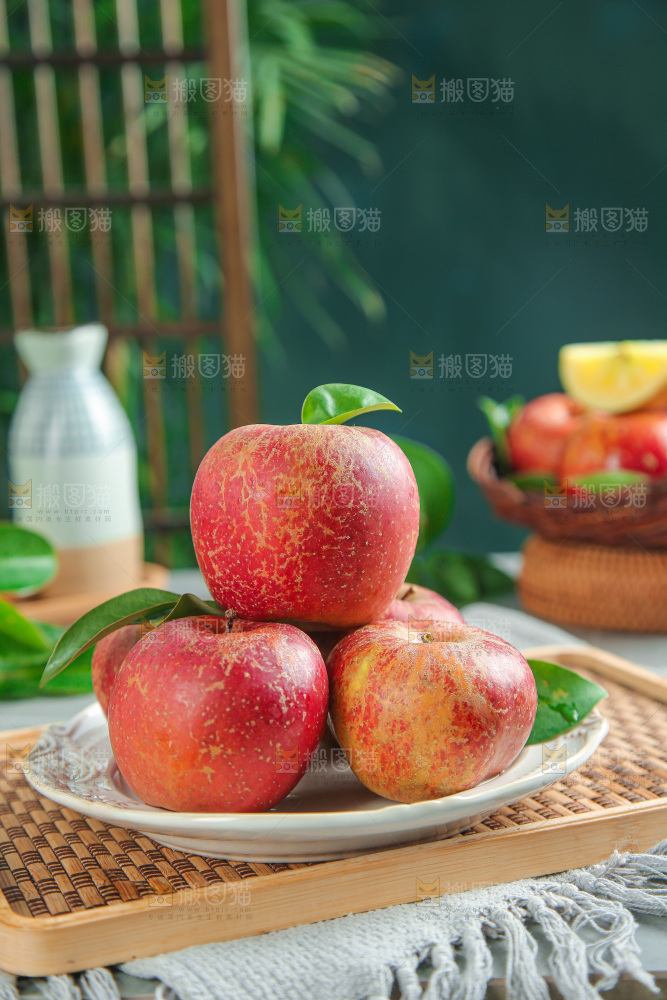 深底上的糖心苹果