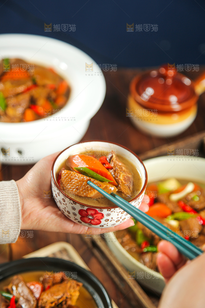 深底上的铁锅炖大鹅