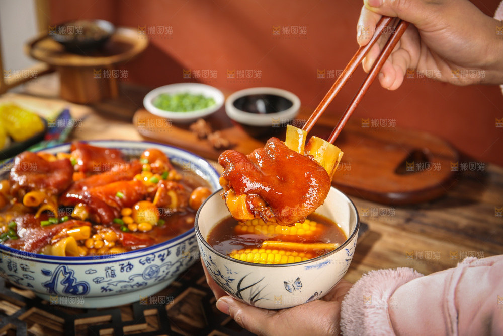 深底上的黄豆玉米猪蹄